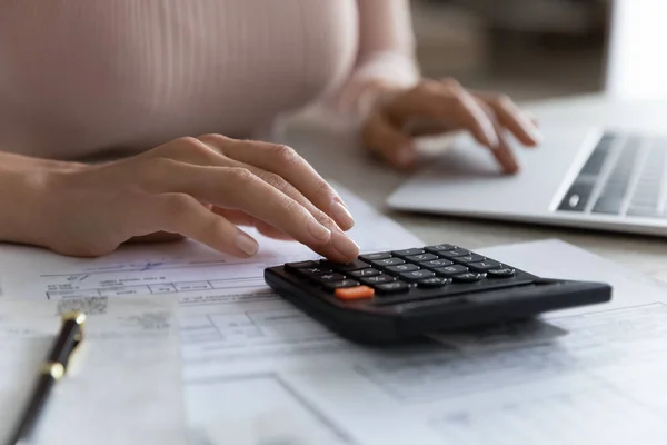 Primer plano mujer joven usando calculadora, presupuesto de planificación. — Foto de Stock