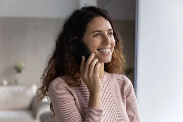 Leende avslappnad ung kvinna som håller mobiltelefon samtal. — Stockfoto