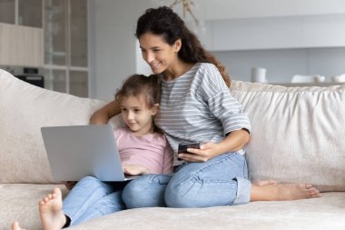 Evde farklı aletlerle gülen bir aile..