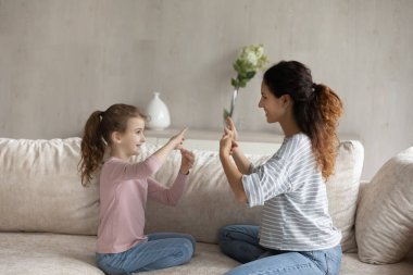 Sevimli kız, şefkatli annesiyle iletişim kuruyor..