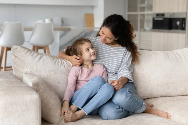 Cuidando de mãe jovem abraçando filha pequena bonito. — Fotografia de Stock