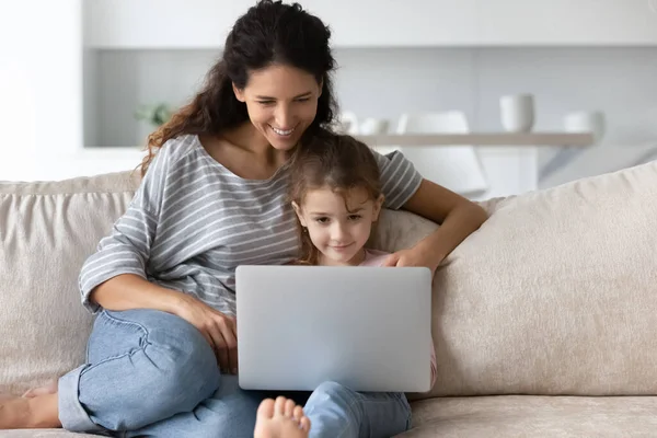 Vinculación familia feliz utilizando aplicaciones informáticas en el hogar. — Foto de Stock