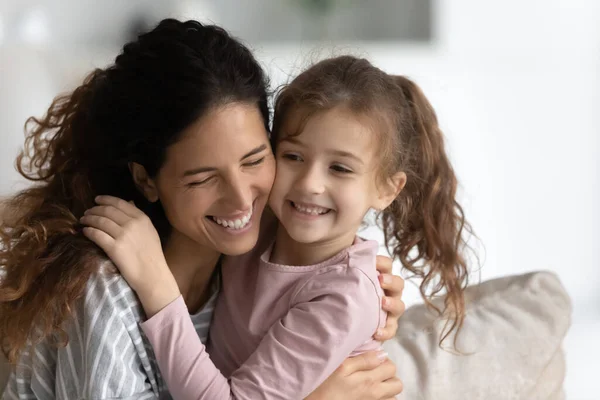 Oprechte duizendjarige Spaanse vrouw knuffelen schattig klein kind. — Stockfoto