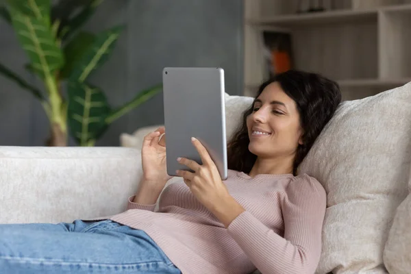 Gelukkig lui millennial hispanic vrouw met behulp van digitale touchpad. — Stockfoto