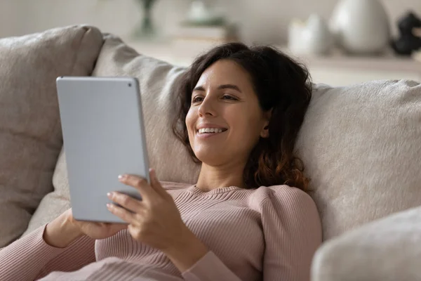 Relajado feliz joven mujer usando tableta de computadora digital. — Foto de Stock