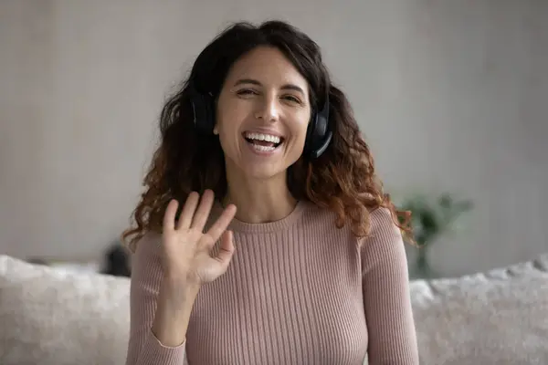 Vreugdevolle mooie vrouw met video call conversatie. — Stockfoto