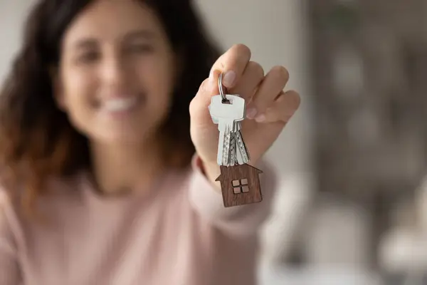 Schlüssel in weiblichen Händen im Fokus. — Stockfoto