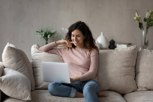 Feliz joven hispana usando laptop en casa. — Foto de Stock