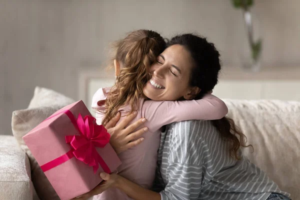 Émotionnel heureux jeune mère se sentant reconnaissante d'obtenir un cadeau de l'enfant. — Photo