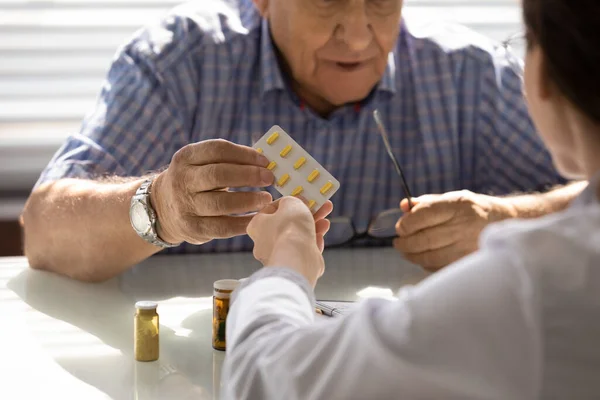 Hausärztin gibt älteren Patientinnen bei Termin Tabletten — Stockfoto