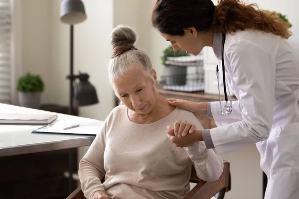 Medico serio che aiuta il paziente anziano a far fronte alle cattive notizie — Foto Stock