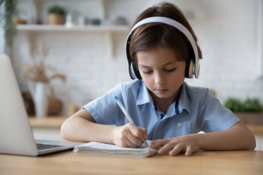 Yoğunlaşmış küçük çocuk çevrimiçi kurslara çalışıyor..