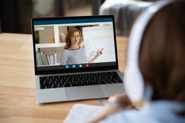 Küçük çocuk internette yabancı dil öğreniyor..