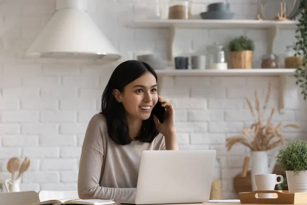 Usmívající se tisíciletá korejská žena multitasking doma. — Stock fotografie