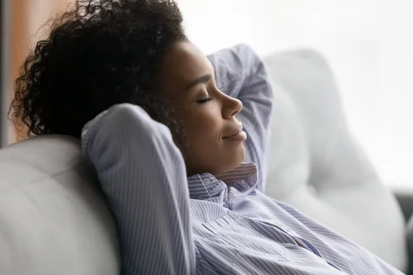 Nafas perempuan ras campuran muda yang damai di sofa — Stok Foto