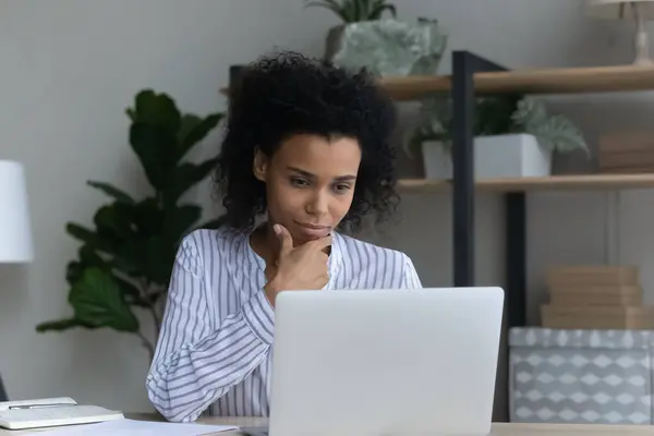 Pensive czarny biznes lady czytać analityczny raport z laptopa ekran — Zdjęcie stockowe