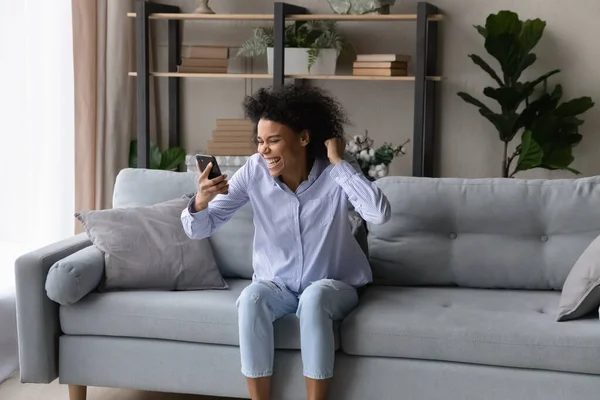 Щаслива весела змішана раса жінка читає дивовижне повідомлення на камеру — стокове фото