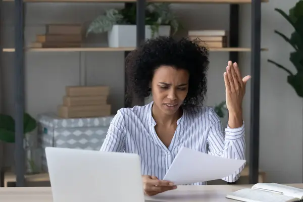 Nervös svart kvinnlig anställd få skuldanmälan brev från banken — Stockfoto
