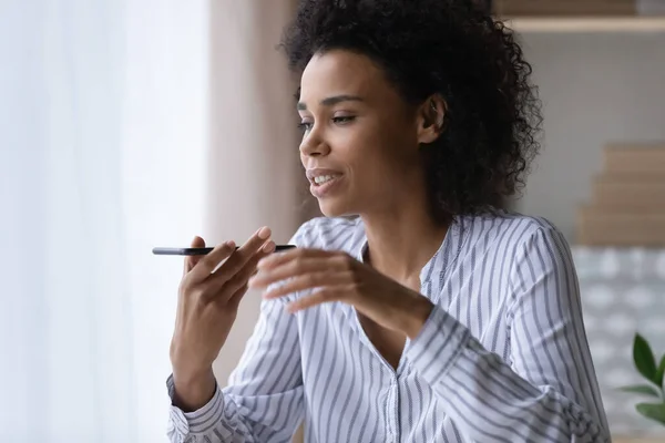 Millennial svart kvinna ringa samtal med röstuppringning — Stockfoto