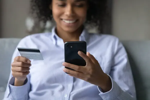 Close-up credit card telefoon in Afrikaans-Amerikaanse vrouw klantenhanden — Stockfoto
