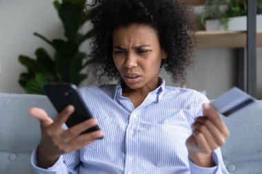 Genç siyahi kadın internet üzerinden ödeme yapmakta zorlanıyor.