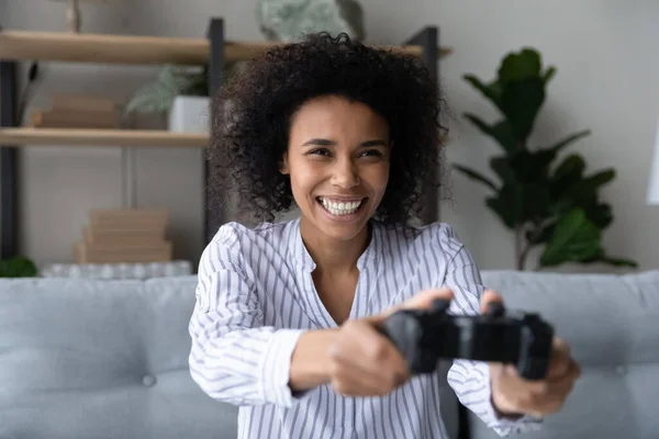 Alegre africano gen z hembra celebración gamepad juego en la consola —  Fotos de Stock