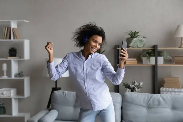 Havalı siyah kadın ergen evden canlı yayın yapıyor. — Stok fotoğraf