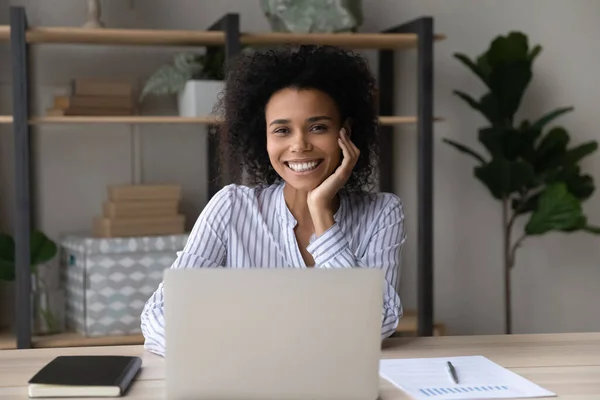 Gemengde race vrouwelijke werknemer poseren op het werk bureau door laptop — Stockfoto