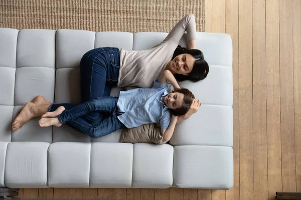 Relajado multirracial diversa familia soñando despierto en acogedor sofá. — Foto de Stock