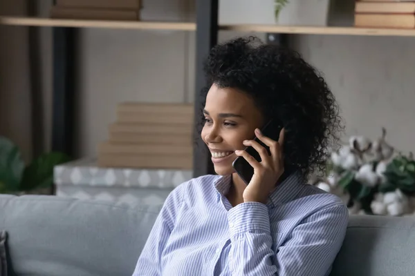 Smiling black millennial female realtor talk on cell advice customer — Stock Photo, Image