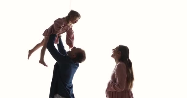 Famille avec femme enceinte et fille jouer sur fond blanc — Video