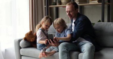 Küçük kardeşleri akıllı telefonlarıyla evde vakit geçiriyormuş.