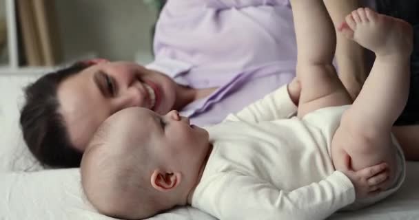 Ung attraktiv mamma tillbringa tid med vakna söt härlig baby — Stockvideo