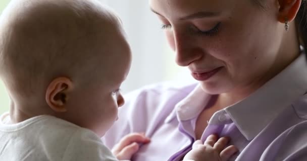 Gros plan aimant mère embrasser doucement front de bébé exprimer l'amour — Video
