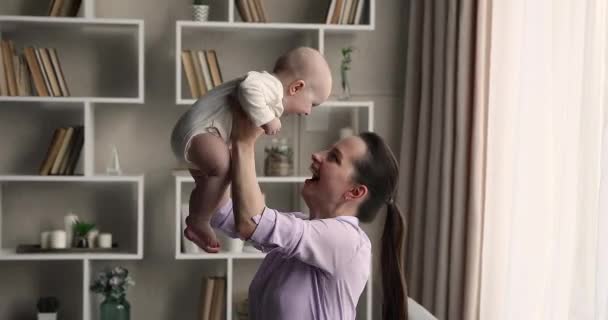 Junge Frau hat Spaß beim Spielen mit Baby zuhause — Stockvideo