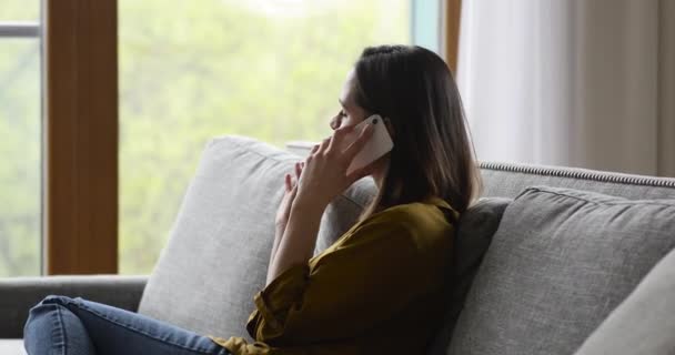 Mujer pasar tiempo libre charlando con un amigo por teléfono — Vídeos de Stock