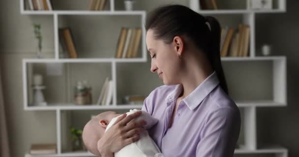 Liebevolle Mutter lullt Neugeborenes für Mittagsschlaf ein — Stockvideo