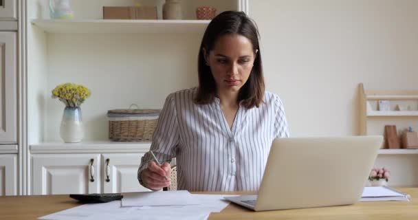 Accountant vrouw die thuis aan financiële documenten werkt — Stockvideo