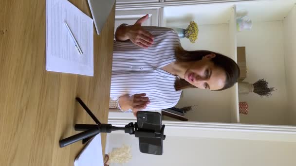 Woman provides counseling remotely makes speech in front of smartphone — Stock Video