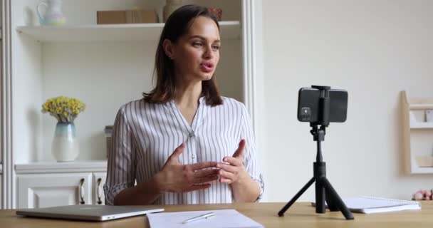 Mujer joven grabar vídeo vlog en el teléfono inteligente en casa — Vídeo de stock