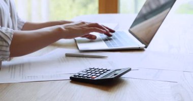 Muhasebeci masrafları hesaplar, e-banka aracılığıyla faturaları öder.