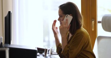 Telefondaki kadın konuşmaları ve klavyede mesajlaşma