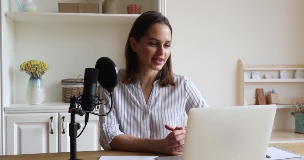 Mujer hablar en podcast de grabación de micrófono en el ordenador portátil — Vídeos de Stock