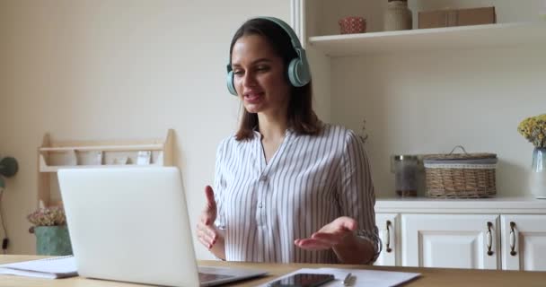 Mujer de negocios en los auriculares resuelven el negocio de forma remota utilizar el ordenador portátil y videoconferencia — Vídeos de Stock