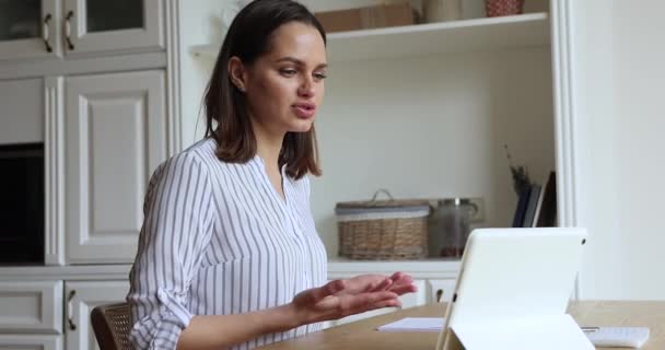 Schöne Frau mit digitalem Tablet nimmt an Videokonferenz teil — Stockvideo