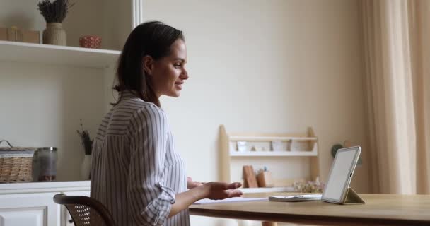 Jonge vrouw praten door videocall toepassing met behulp van digitale tablet — Stockvideo