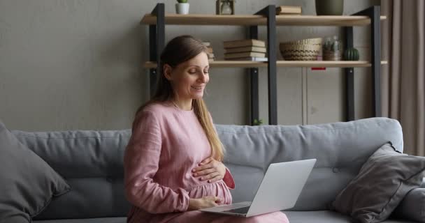 Wanita hamil menggunakan laptop untuk berbicara dengan keluarga pada konferensi video — Stok Video