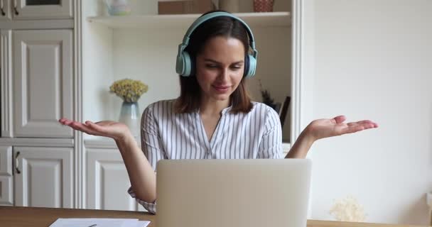 Une conseillère offre un soutien psychologique à la cliente au moyen d'un appel vidéo — Video