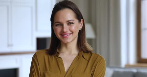 Hoofd shot portret mooie jonge vrouw glimlachen kijken naar camera — Stockvideo