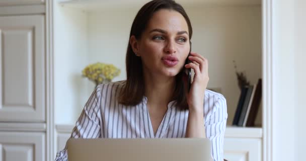 Usmívající se krásná žena sedět uvnitř mluví po telefonu — Stock video